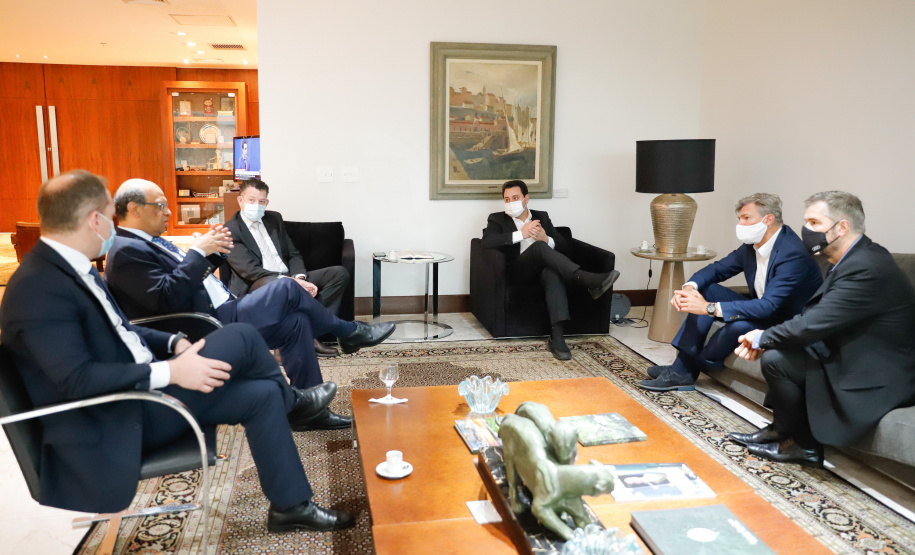 Uma parceria do Governo do Estado com a montadora Audi vai reforçar a estrutura de equipamentos dos hospitais da rede especializada no tratamento da Covid-19 no Paraná. O protocolo que oficializou a doação de monitores para respiradores, no valor de R$ 1 milhão, foi assinado nesta quinta-feira (13), no Palácio Iguaçu, pelo governador Carlos Massa Ratinho Junior e o presidente da Audi do Brasil, Johannes Roscheck.