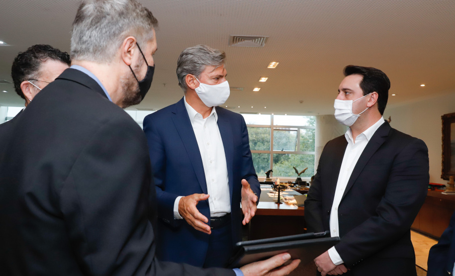 Uma parceria do Governo do Estado com a montadora Audi vai reforçar a estrutura de equipamentos dos hospitais da rede especializada no tratamento da Covid-19 no Paraná. O protocolo que oficializou a doação de monitores para respiradores, no valor de R$ 1 milhão, foi assinado nesta quinta-feira (13), no Palácio Iguaçu, pelo governador Carlos Massa Ratinho Junior e o presidente da Audi do Brasil, Johannes Roscheck.