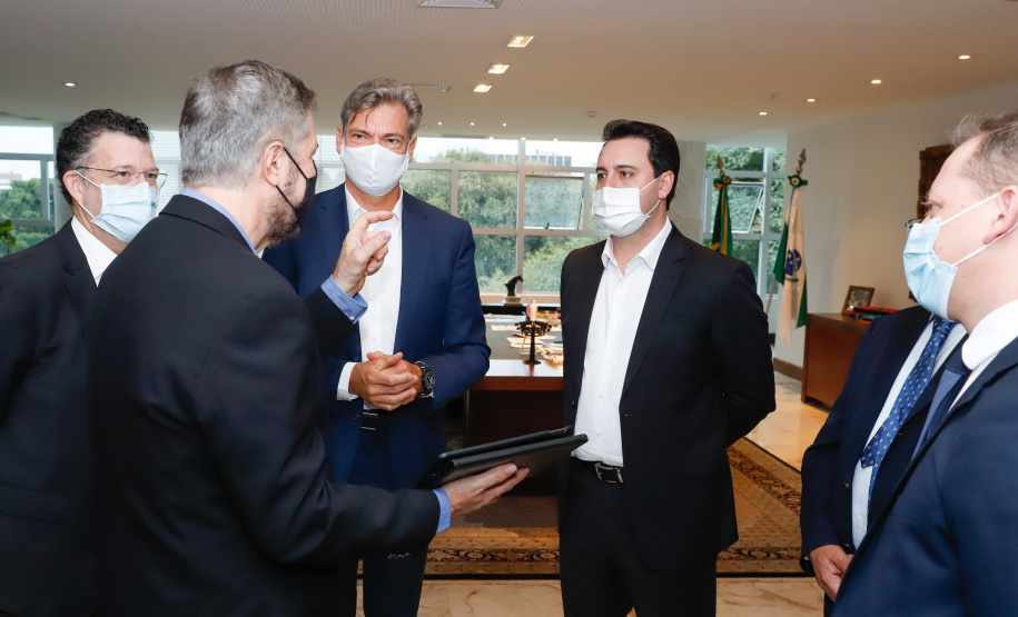 Uma parceria do Governo do Estado com a montadora Audi vai reforçar a estrutura de equipamentos dos hospitais da rede especializada no tratamento da Covid-19 no Paraná. O protocolo que oficializou a doação de monitores para respiradores, no valor de R$ 1 milhão, foi assinado nesta quinta-feira (13), no Palácio Iguaçu, pelo governador Carlos Massa Ratinho Junior e o presidente da Audi do Brasil, Johannes Roscheck.