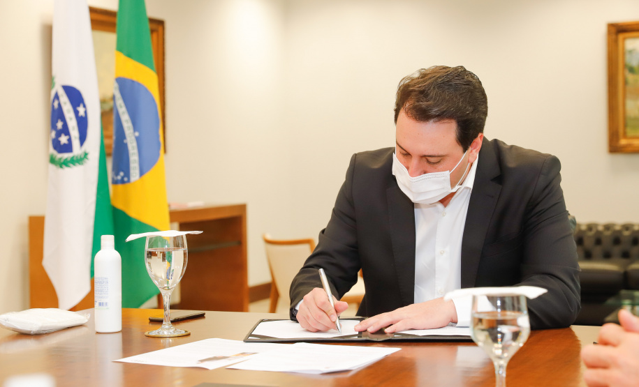 Uma parceria do Governo do Estado com a montadora Audi vai reforçar a estrutura de equipamentos dos hospitais da rede especializada no tratamento da Covid-19 no Paraná. O protocolo que oficializou a doação de monitores para respiradores, no valor de R$ 1 milhão, foi assinado nesta quinta-feira (13), no Palácio Iguaçu, pelo governador Carlos Massa Ratinho Junior e o presidente da Audi do Brasil, Johannes Roscheck.