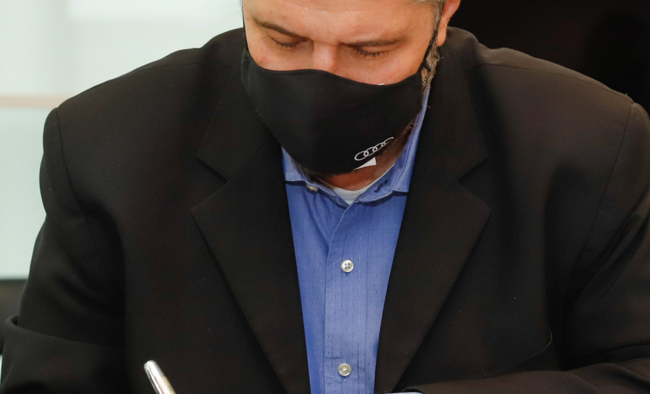 Uma parceria do Governo do Estado com a montadora Audi vai reforçar a estrutura de equipamentos dos hospitais da rede especializada no tratamento da Covid-19 no Paraná. O protocolo que oficializou a doação de monitores para respiradores, no valor de R$ 1 milhão, foi assinado nesta quinta-feira (13), no Palácio Iguaçu, pelo governador Carlos Massa Ratinho Junior e o presidente da Audi do Brasil, Johannes Roscheck.