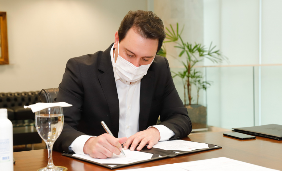 Uma parceria do Governo do Estado com a montadora Audi vai reforçar a estrutura de equipamentos dos hospitais da rede especializada no tratamento da Covid-19 no Paraná. O protocolo que oficializou a doação de monitores para respiradores, no valor de R$ 1 milhão, foi assinado nesta quinta-feira (13), no Palácio Iguaçu, pelo governador Carlos Massa Ratinho Junior e o presidente da Audi do Brasil, Johannes Roscheck.