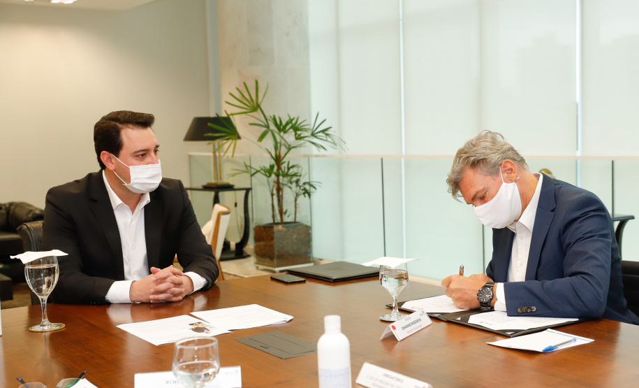 Uma parceria do Governo do Estado com a montadora Audi vai reforçar a estrutura de equipamentos dos hospitais da rede especializada no tratamento da Covid-19 no Paraná. O protocolo que oficializou a doação de monitores para respiradores, no valor de R$ 1 milhão, foi assinado nesta quinta-feira (13), no Palácio Iguaçu, pelo governador Carlos Massa Ratinho Junior e o presidente da Audi do Brasil, Johannes Roscheck.