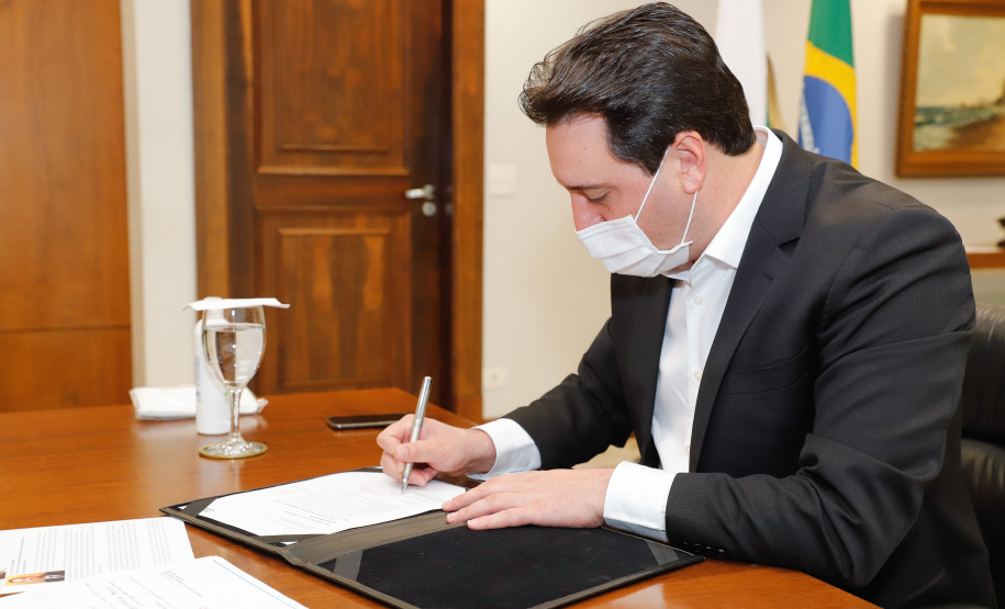 Uma parceria do Governo do Estado com a montadora Audi vai reforçar a estrutura de equipamentos dos hospitais da rede especializada no tratamento da Covid-19 no Paraná. O protocolo que oficializou a doação de monitores para respiradores, no valor de R$ 1 milhão, foi assinado nesta quinta-feira (13), no Palácio Iguaçu, pelo governador Carlos Massa Ratinho Junior e o presidente da Audi do Brasil, Johannes Roscheck.