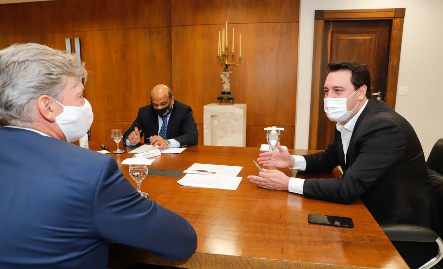 Uma parceria do Governo do Estado com a montadora Audi vai reforçar a estrutura de equipamentos dos hospitais da rede especializada no tratamento da Covid-19 no Paraná. O protocolo que oficializou a doação de monitores para respiradores, no valor de R$ 1 milhão, foi assinado nesta quinta-feira (13), no Palácio Iguaçu, pelo governador Carlos Massa Ratinho Junior e o presidente da Audi do Brasil, Johannes Roscheck.