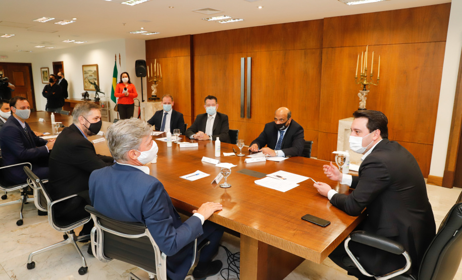 Uma parceria do Governo do Estado com a montadora Audi vai reforçar a estrutura de equipamentos dos hospitais da rede especializada no tratamento da Covid-19 no Paraná. O protocolo que oficializou a doação de monitores para respiradores, no valor de R$ 1 milhão, foi assinado nesta quinta-feira (13), no Palácio Iguaçu, pelo governador Carlos Massa Ratinho Junior e o presidente da Audi do Brasil, Johannes Roscheck.