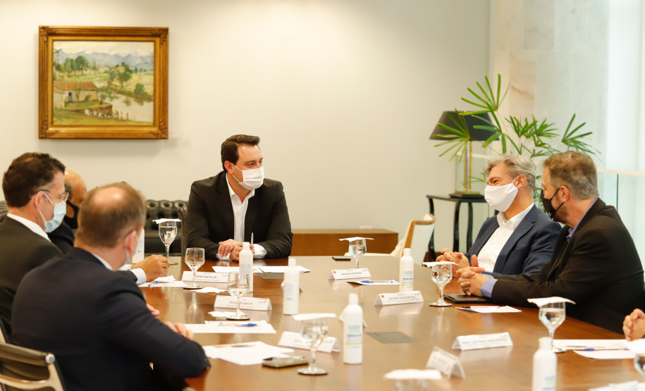 Uma parceria do Governo do Estado com a montadora Audi vai reforçar a estrutura de equipamentos dos hospitais da rede especializada no tratamento da Covid-19 no Paraná. O protocolo que oficializou a doação de monitores para respiradores, no valor de R$ 1 milhão, foi assinado nesta quinta-feira (13), no Palácio Iguaçu, pelo governador Carlos Massa Ratinho Junior e o presidente da Audi do Brasil, Johannes Roscheck.