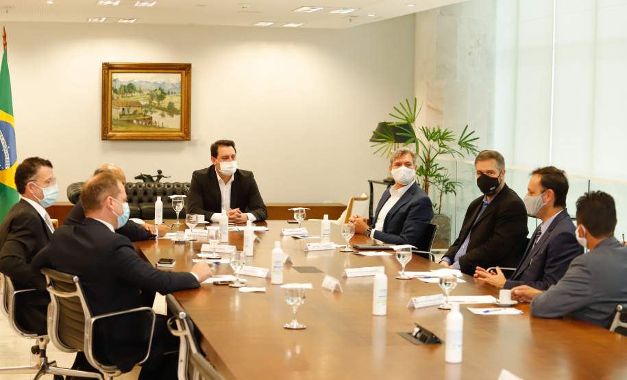 Uma parceria do Governo do Estado com a montadora Audi vai reforçar a estrutura de equipamentos dos hospitais da rede especializada no tratamento da Covid-19 no Paraná. O protocolo que oficializou a doação de monitores para respiradores, no valor de R$ 1 milhão, foi assinado nesta quinta-feira (13), no Palácio Iguaçu, pelo governador Carlos Massa Ratinho Junior e o presidente da Audi do Brasil, Johannes Roscheck.