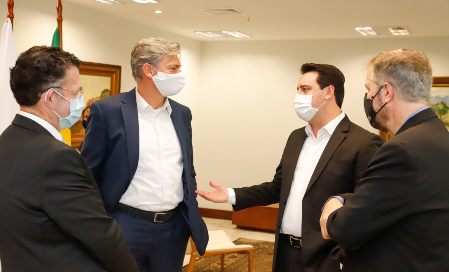 Uma parceria do Governo do Estado com a montadora Audi vai reforçar a estrutura de equipamentos dos hospitais da rede especializada no tratamento da Covid-19 no Paraná. O protocolo que oficializou a doação de monitores para respiradores, no valor de R$ 1 milhão, foi assinado nesta quinta-feira (13), no Palácio Iguaçu, pelo governador Carlos Massa Ratinho Junior e o presidente da Audi do Brasil, Johannes Roscheck.