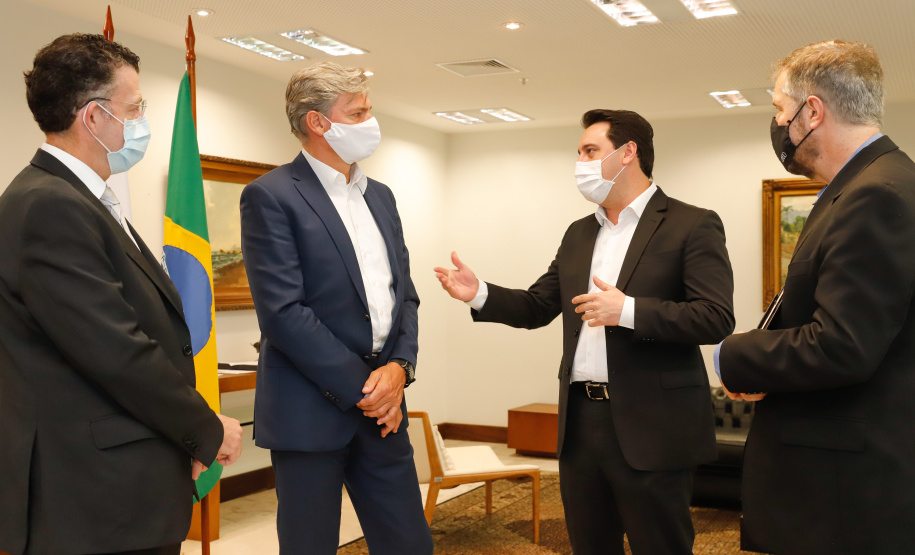 Uma parceria do Governo do Estado com a montadora Audi vai reforçar a estrutura de equipamentos dos hospitais da rede especializada no tratamento da Covid-19 no Paraná. O protocolo que oficializou a doação de monitores para respiradores, no valor de R$ 1 milhão, foi assinado nesta quinta-feira (13), no Palácio Iguaçu, pelo governador Carlos Massa Ratinho Junior e o presidente da Audi do Brasil, Johannes Roscheck.