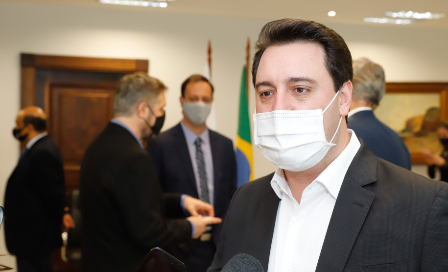 Uma parceria do Governo do Estado com a montadora Audi vai reforçar a estrutura de equipamentos dos hospitais da rede especializada no tratamento da Covid-19 no Paraná. O protocolo que oficializou a doação de monitores para respiradores, no valor de R$ 1 milhão, foi assinado nesta quinta-feira (13), no Palácio Iguaçu, pelo governador Carlos Massa Ratinho Junior e o presidente da Audi do Brasil, Johannes Roscheck.