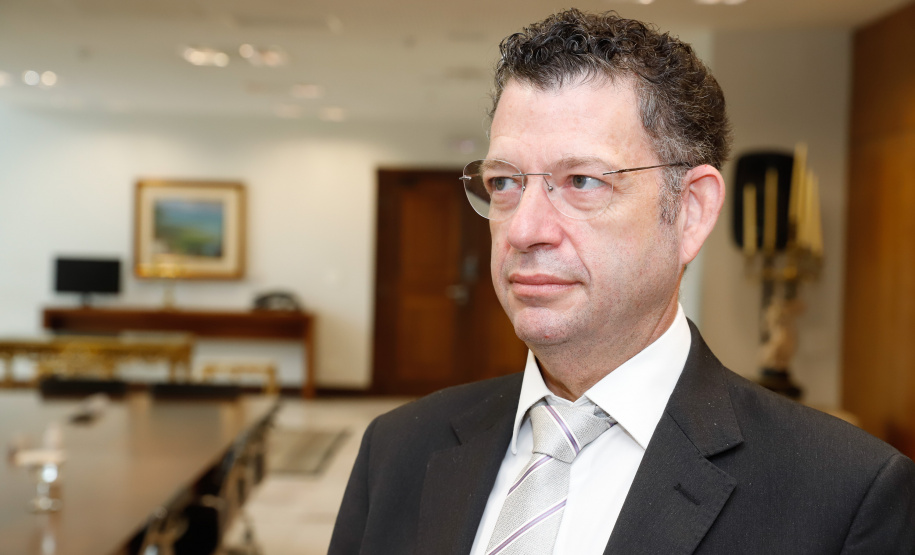 Uma parceria do Governo do Estado com a montadora Audi vai reforçar a estrutura de equipamentos dos hospitais da rede especializada no tratamento da Covid-19 no Paraná. O protocolo que oficializou a doação de monitores para respiradores, no valor de R$ 1 milhão, foi assinado nesta quinta-feira (13), no Palácio Iguaçu, pelo governador Carlos Massa Ratinho Junior e o presidente da Audi do Brasil, Johannes Roscheck.