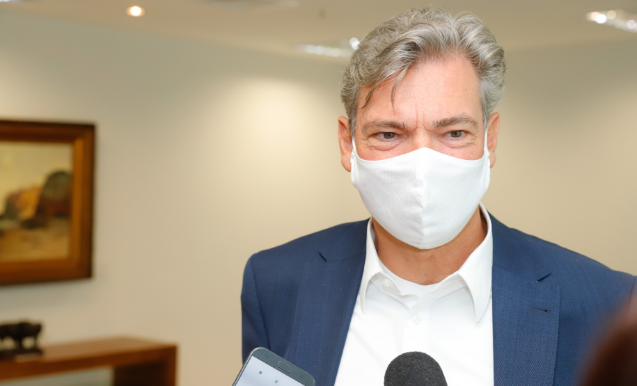 Uma parceria do Governo do Estado com a montadora Audi vai reforçar a estrutura de equipamentos dos hospitais da rede especializada no tratamento da Covid-19 no Paraná. O protocolo que oficializou a doação de monitores para respiradores, no valor de R$ 1 milhão, foi assinado nesta quinta-feira (13), no Palácio Iguaçu, pelo governador Carlos Massa Ratinho Junior e o presidente da Audi do Brasil, Johannes Roscheck.