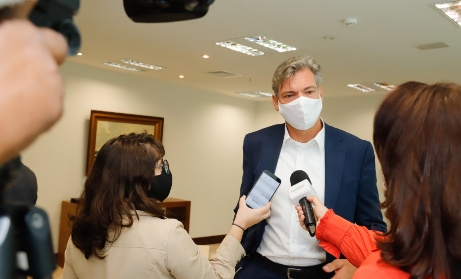 Uma parceria do Governo do Estado com a montadora Audi vai reforçar a estrutura de equipamentos dos hospitais da rede especializada no tratamento da Covid-19 no Paraná. O protocolo que oficializou a doação de monitores para respiradores, no valor de R$ 1 milhão, foi assinado nesta quinta-feira (13), no Palácio Iguaçu, pelo governador Carlos Massa Ratinho Junior e o presidente da Audi do Brasil, Johannes Roscheck.