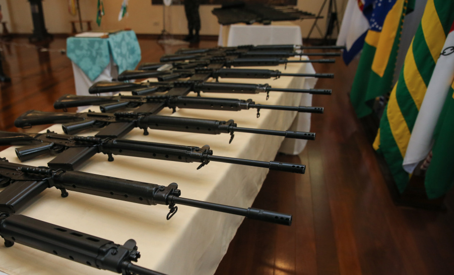 Fuzis Exercito O Governador Carlos Massa Ratinho Junior recebe nesta quinta-feira (13/08), de maneira simbolica 100 fuzis do Exercito no Forte do PInheiro em Curitiba. Acompanhado do secretário da Segurança Pública do Paraná, Romulo Marinho Soares e do Comandante-Geral da Policia Militar do Paraná, coronel Péricles de Matos. Curitiba, 13/08/2020 - Foto: Geraldo Bubniak/AEN