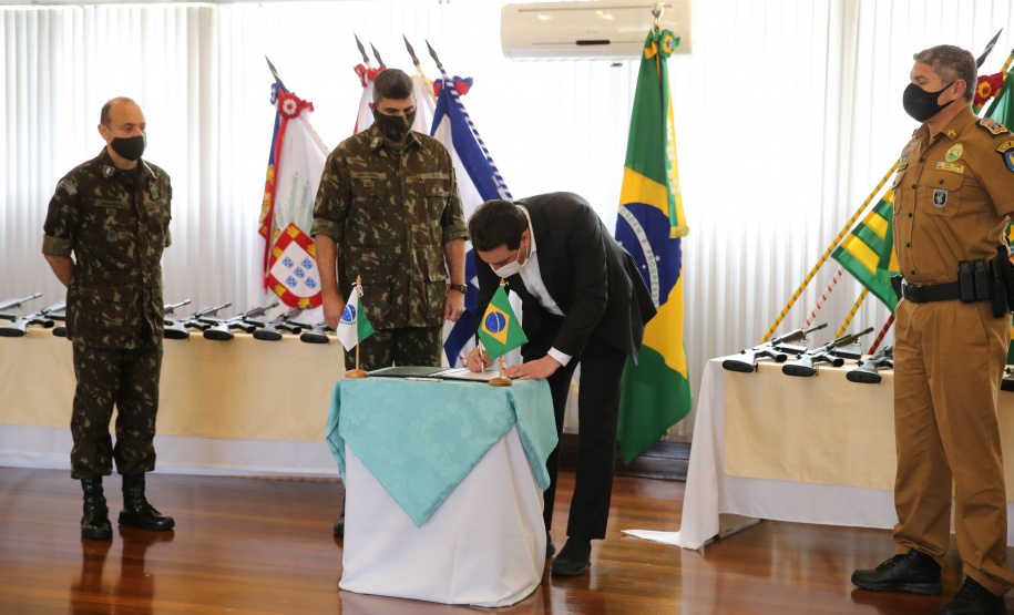 Fuzis Exercito O Governador Carlos Massa Ratinho Junior recebe nesta quinta-feira (13/08), de maneira simbolica 100 fuzis do Exercito no Forte do PInheiro em Curitiba. Acompanhado do secretário da Segurança Pública do Paraná, Romulo Marinho Soares e do Comandante-Geral da Policia Militar do Paraná, coronel Péricles de Matos. Curitiba, 13/08/2020 - Foto: Geraldo Bubniak/AEN