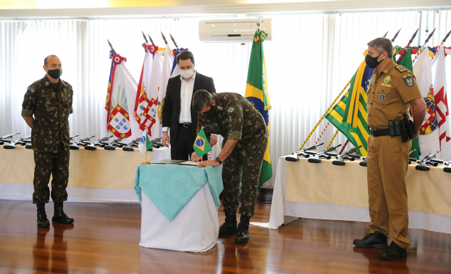 Fuzis Exercito O Governador Carlos Massa Ratinho Junior recebe nesta quinta-feira (13/08), de maneira simbolica 100 fuzis do Exercito no Forte do PInheiro em Curitiba. Acompanhado do secretário da Segurança Pública do Paraná, Romulo Marinho Soares e do Comandante-Geral da Policia Militar do Paraná, coronel Péricles de Matos. Curitiba, 13/08/2020 - Foto: Geraldo Bubniak/AEN
