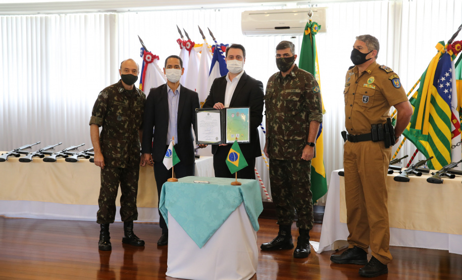 Fuzis Exercito O Governador Carlos Massa Ratinho Junior recebe nesta quinta-feira (13/08), de maneira simbolica 100 fuzis do Exercito no Forte do PInheiro em Curitiba. Acompanhado do secretário da Segurança Pública do Paraná, Romulo Marinho Soares e do Comandante-Geral da Policia Militar do Paraná, coronel Péricles de Matos. Curitiba, 13/08/2020 - Foto: Geraldo Bubniak/AEN