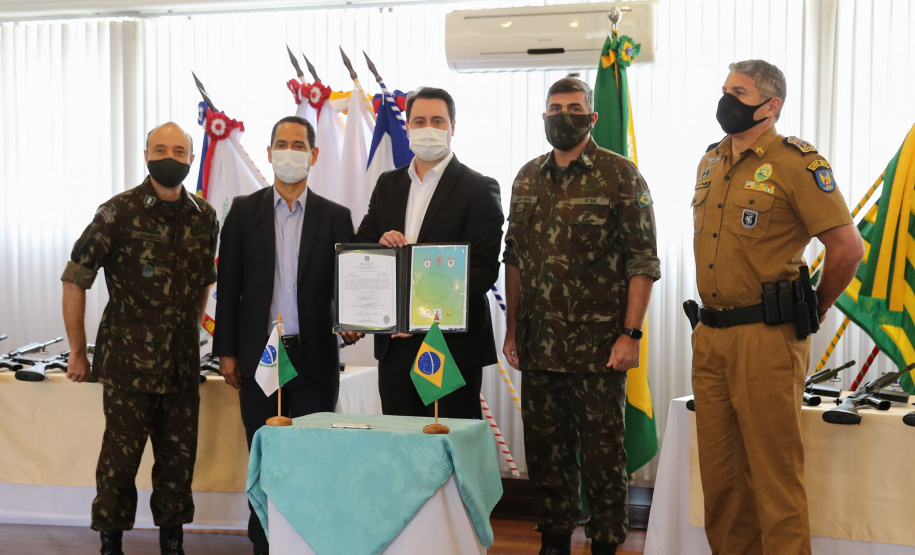 Fuzis Exercito O Governador Carlos Massa Ratinho Junior recebe nesta quinta-feira (13/08), de maneira simbolica 100 fuzis do Exercito no Forte do PInheiro em Curitiba. Acompanhado do secretário da Segurança Pública do Paraná, Romulo Marinho Soares e do Comandante-Geral da Policia Militar do Paraná, coronel Péricles de Matos. Curitiba, 13/08/2020 - Foto: Geraldo Bubniak/AEN