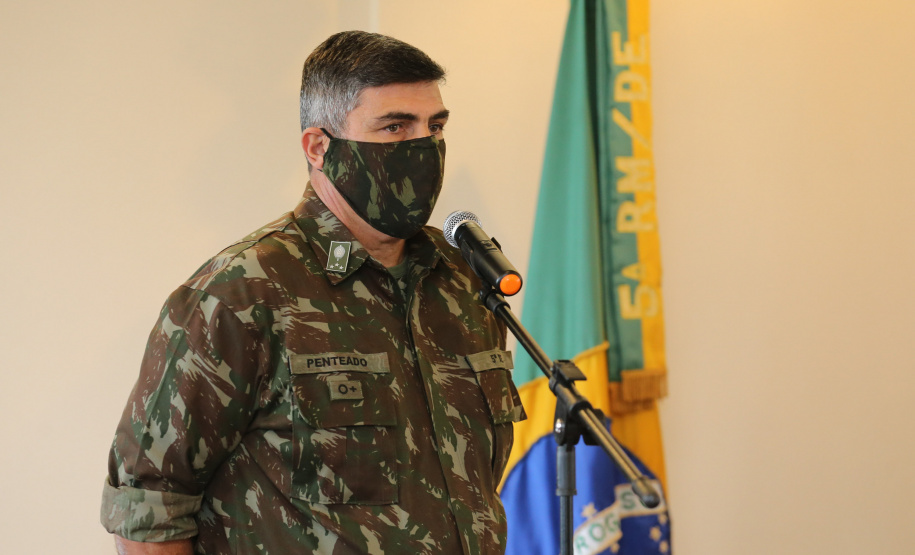 Fuzis Exercito O Governador Carlos Massa Ratinho Junior recebe nesta quinta-feira (13/08), de maneira simbolica 100 fuzis do Exercito no Forte do PInheiro em Curitiba. Acompanhado do secretário da Segurança Pública do Paraná, Romulo Marinho Soares e do Comandante-Geral da Policia Militar do Paraná, coronel Péricles de Matos. Curitiba, 13/08/2020 - Foto: Geraldo Bubniak/AEN