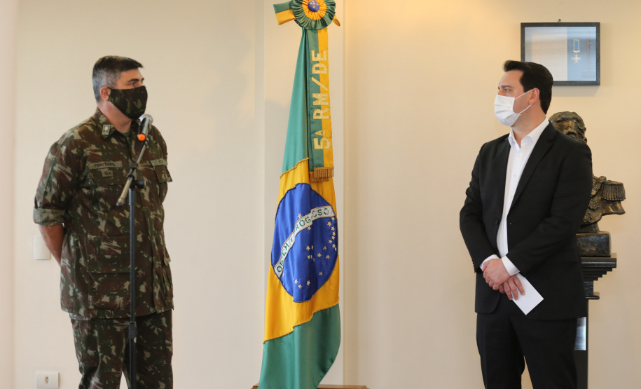Fuzis Exercito O Governador Carlos Massa Ratinho Junior recebe nesta quinta-feira (13/08), de maneira simbolica 100 fuzis do Exercito no Forte do PInheiro em Curitiba. Acompanhado do secretário da Segurança Pública do Paraná, Romulo Marinho Soares e do Comandante-Geral da Policia Militar do Paraná, coronel Péricles de Matos. Curitiba, 13/08/2020 - Foto: Geraldo Bubniak/AEN