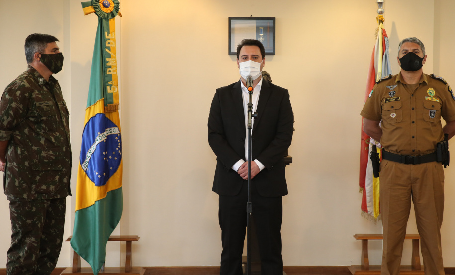 Fuzis Exercito O Governador Carlos Massa Ratinho Junior recebe nesta quinta-feira (13/08), de maneira simbolica 100 fuzis do Exercito no Forte do PInheiro em Curitiba. Acompanhado do secretário da Segurança Pública do Paraná, Romulo Marinho Soares e do Comandante-Geral da Policia Militar do Paraná, coronel Péricles de Matos. Curitiba, 13/08/2020 - Foto: Geraldo Bubniak/AEN