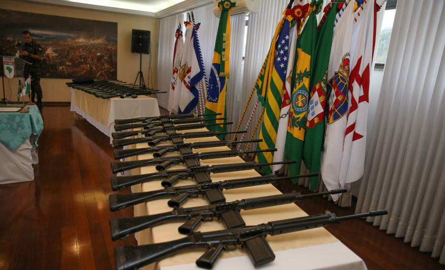Fuzis Exercito O Governador Carlos Massa Ratinho Junior recebe nesta quinta-feira (13/08), de maneira simbolica 100 fuzis do Exercito no Forte do PInheiro em Curitiba. Acompanhado do secretário da Segurança Pública do Paraná, Romulo Marinho Soares e do Comandante-Geral da Policia Militar do Paraná, coronel Péricles de Matos. Curitiba, 13/08/2020 - Foto: Geraldo Bubniak/AEN
