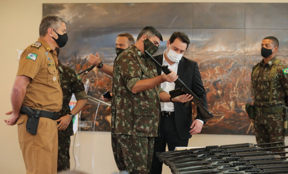 Fuzis Exercito O Governador Carlos Massa Ratinho Junior recebe nesta quinta-feira (13/08), de maneira simbolica 100 fuzis do Exercito no Forte do PInheiro em Curitiba. Acompanhado do secretário da Segurança Pública do Paraná, Romulo Marinho Soares e do Comandante-Geral da Policia Militar do Paraná, coronel Péricles de Matos. Curitiba, 13/08/2020 - Foto: Geraldo Bubniak/AEN
