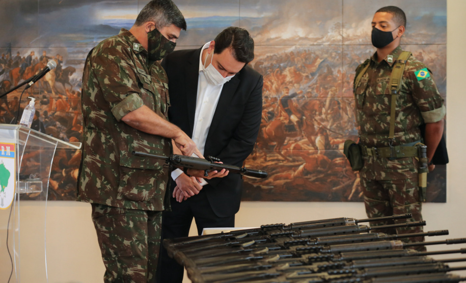 Fuzis Exercito O Governador Carlos Massa Ratinho Junior recebe nesta quinta-feira (13/08), de maneira simbolica 100 fuzis do Exercito no Forte do PInheiro em Curitiba. Acompanhado do secretário da Segurança Pública do Paraná, Romulo Marinho Soares e do Comandante-Geral da Policia Militar do Paraná, coronel Péricles de Matos. Curitiba, 13/08/2020 - Foto: Geraldo Bubniak/AEN