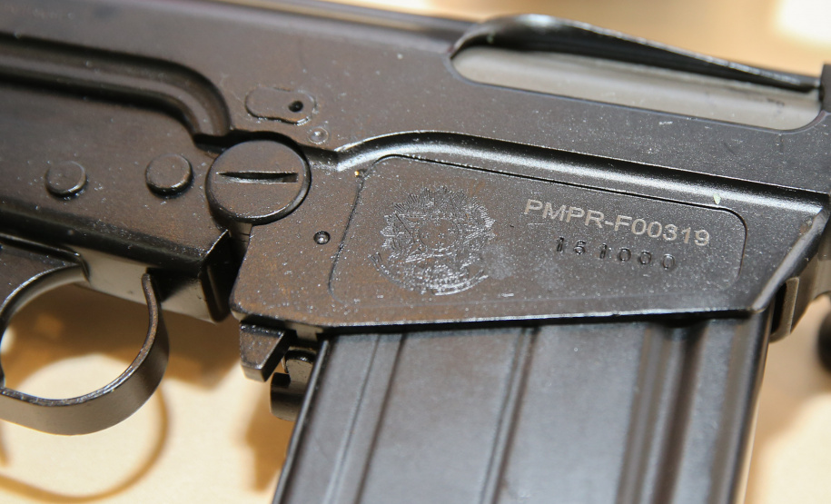 Fuzis Exercito O Governador Carlos Massa Ratinho Junior recebe nesta quinta-feira (13/08), de maneira simbolica 100 fuzis do Exercito no Forte do PInheiro em Curitiba. Acompanhado do secretário da Segurança Pública do Paraná, Romulo Marinho Soares e do Comandante-Geral da Policia Militar do Paraná, coronel Péricles de Matos. Curitiba, 13/08/2020 - Foto: Geraldo Bubniak/AEN