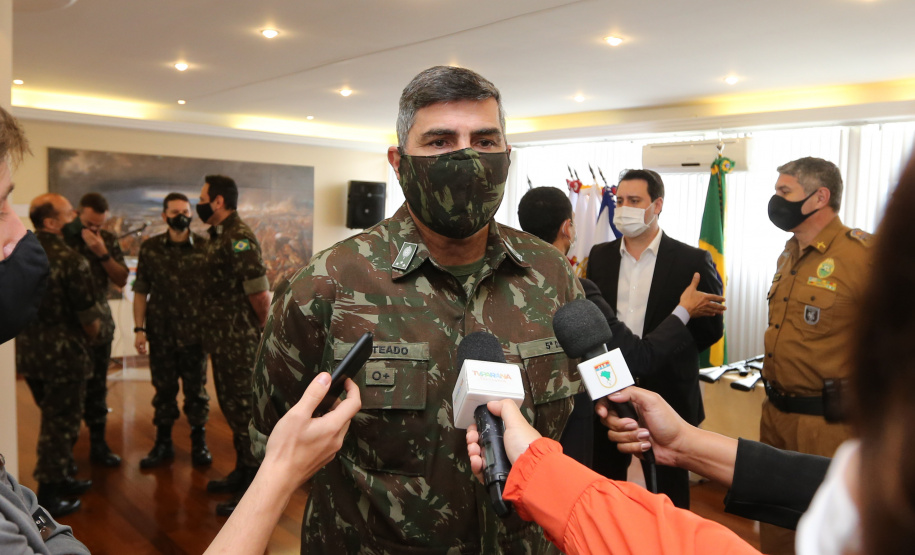 Fuzis Exercito O Governador Carlos Massa Ratinho Junior recebe nesta quinta-feira (13/08), de maneira simbolica 100 fuzis do Exercito no Forte do PInheiro em Curitiba. Acompanhado do secretário da Segurança Pública do Paraná, Romulo Marinho Soares e do Comandante-Geral da Policia Militar do Paraná, coronel Péricles de Matos. Curitiba, 13/08/2020 - Foto: Geraldo Bubniak/AEN