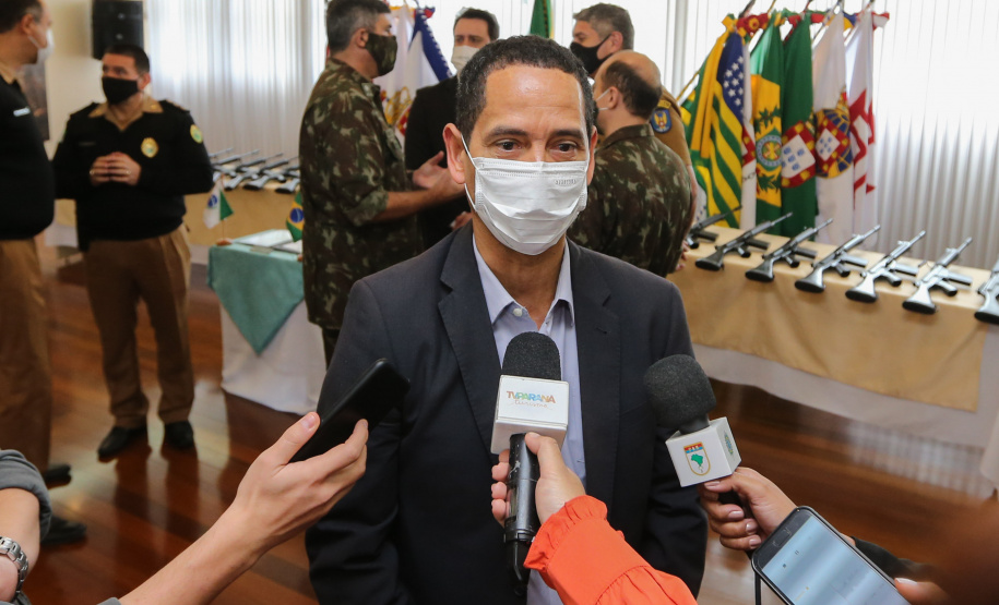 Fuzis Exercito O Governador Carlos Massa Ratinho Junior recebe nesta quinta-feira (13/08), de maneira simbolica 100 fuzis do Exercito no Forte do PInheiro em Curitiba. Acompanhado do secretário da Segurança Pública do Paraná, Romulo Marinho Soares e do Comandante-Geral da Policia Militar do Paraná, coronel Péricles de Matos. Curitiba, 13/08/2020 - Foto: Geraldo Bubniak/AEN