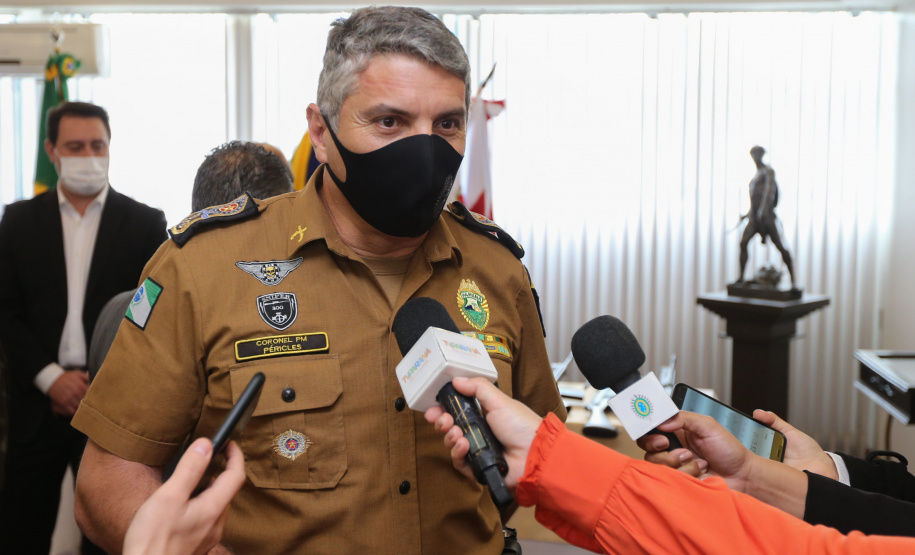 Fuzis Exercito O Governador Carlos Massa Ratinho Junior recebe nesta quinta-feira (13/08), de maneira simbolica 100 fuzis do Exercito no Forte do PInheiro em Curitiba. Acompanhado do secretário da Segurança Pública do Paraná, Romulo Marinho Soares e do Comandante-Geral da Policia Militar do Paraná, coronel Péricles de Matos. Curitiba, 13/08/2020 - Foto: Geraldo Bubniak/AEN
