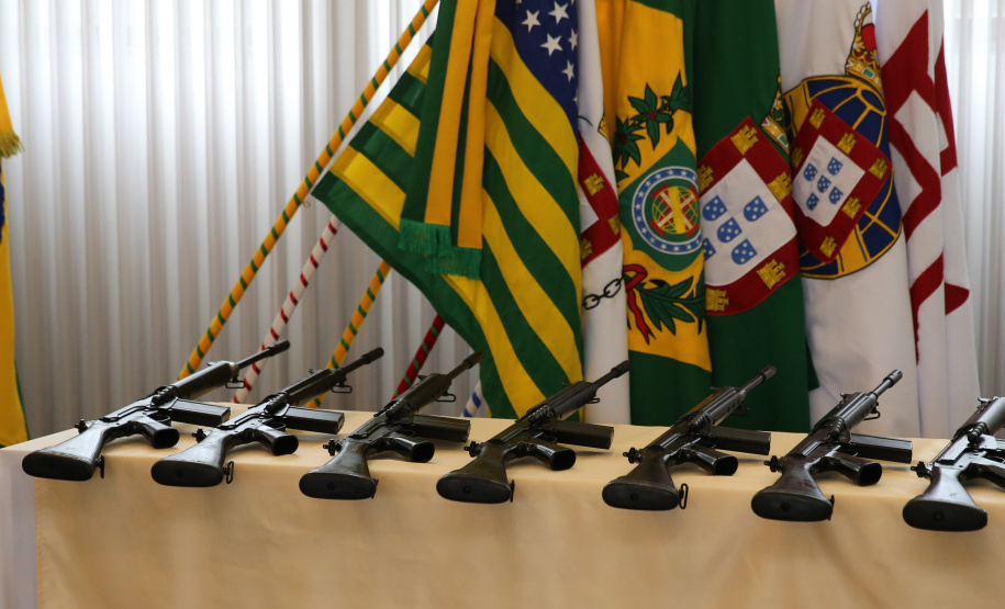 Fuzis Exercito O Governador Carlos Massa Ratinho Junior recebe nesta quinta-feira (13/08), de maneira simbolica 100 fuzis do Exercito no Forte do PInheiro em Curitiba. Acompanhado do secretário da Segurança Pública do Paraná, Romulo Marinho Soares e do Comandante-Geral da Policia Militar do Paraná, coronel Péricles de Matos. Curitiba, 13/08/2020 - Foto: Geraldo Bubniak/AEN