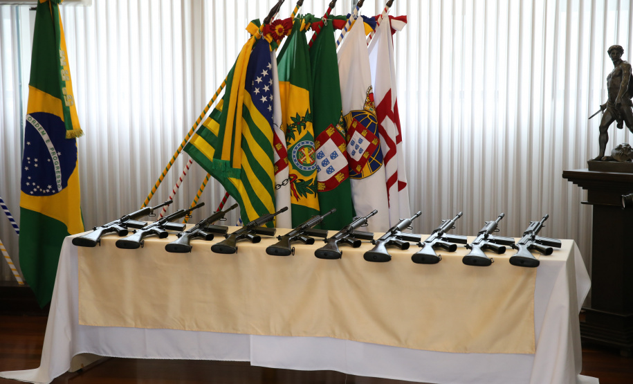 Fuzis Exercito O Governador Carlos Massa Ratinho Junior recebe nesta quinta-feira (13/08), de maneira simbolica 100 fuzis do Exercito no Forte do PInheiro em Curitiba. Acompanhado do secretário da Segurança Pública do Paraná, Romulo Marinho Soares e do Comandante-Geral da Policia Militar do Paraná, coronel Péricles de Matos. Curitiba, 13/08/2020 - Foto: Geraldo Bubniak/AEN