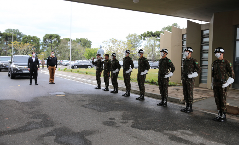 Fuzis Exercito O Governador Carlos Massa Ratinho Junior recebe nesta quinta-feira (13/08), de maneira simbolica 100 fuzis do Exercito no Forte do PInheiro em Curitiba. Acompanhado do secretário da Segurança Pública do Paraná, Romulo Marinho Soares e do Comandante-Geral da Policia Militar do Paraná, coronel Péricles de Matos. Curitiba, 13/08/2020 - Foto: Geraldo Bubniak/AEN