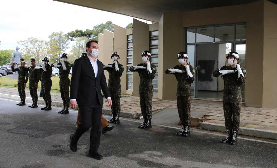 Fuzis Exercito O Governador Carlos Massa Ratinho Junior recebe nesta quinta-feira (13/08), de maneira simbolica 100 fuzis do Exercito no Forte do PInheiro em Curitiba. Acompanhado do secretário da Segurança Pública do Paraná, Romulo Marinho Soares e do Comandante-Geral da Policia Militar do Paraná, coronel Péricles de Matos. Curitiba, 13/08/2020 - Foto: Geraldo Bubniak/AEN