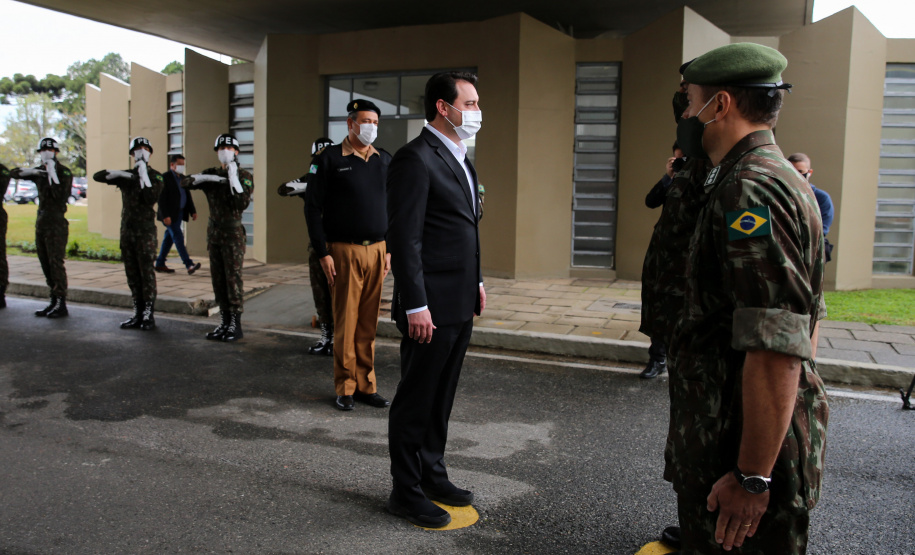 Fuzis Exercito O Governador Carlos Massa Ratinho Junior recebe nesta quinta-feira (13/08), de maneira simbolica 100 fuzis do Exercito no Forte do PInheiro em Curitiba. Acompanhado do secretário da Segurança Pública do Paraná, Romulo Marinho Soares e do Comandante-Geral da Policia Militar do Paraná, coronel Péricles de Matos. Curitiba, 13/08/2020 - Foto: Geraldo Bubniak/AEN
