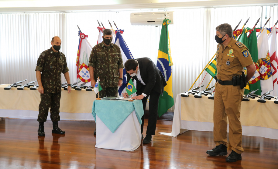 Fuzis Exercito O Governador Carlos Massa Ratinho Junior recebe nesta quinta-feira (13/08), de maneira simbolica 100 fuzis do Exercito no Forte do PInheiro em Curitiba. Acompanhado do secretário da Segurança Pública do Paraná, Romulo Marinho Soares e do Comandante-Geral da Policia Militar do Paraná, coronel Péricles de Matos. Curitiba, 13/08/2020 - Foto: Geraldo Bubniak/AEN