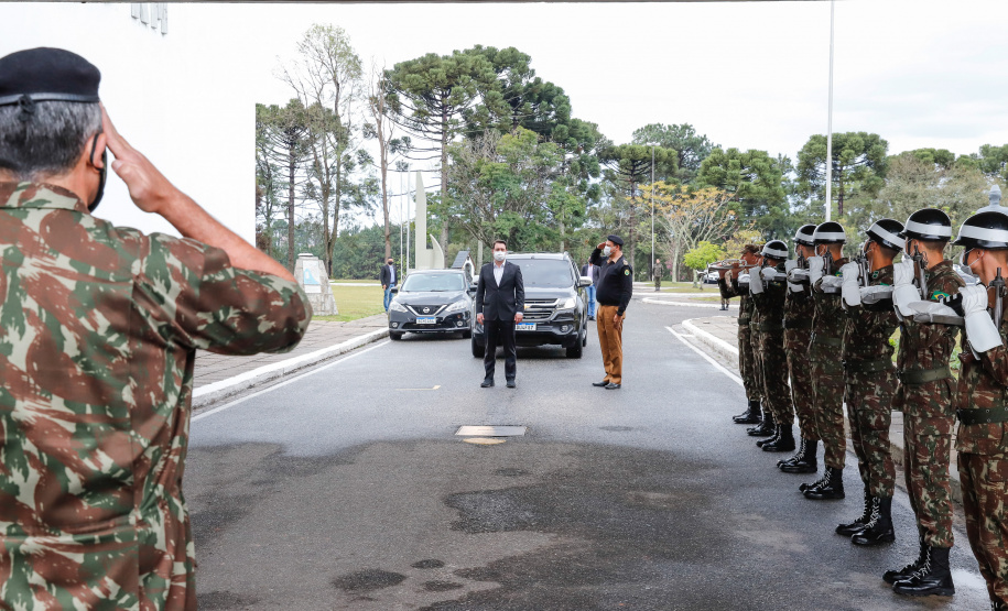 O Governo do Paraná recebeu 100 fuzis calibre 7,62 mm M964 do Exército Brasileiro. A entrega simbólica foi feita pelo general Carlos José Russo Assumpção Penteado, comandante da 5ª Divisão de Exército, ao governador Carlos Massa Ratinho Junior nesta quinta-feira (13) no Forte do Pinheirinho, em Curitiba.