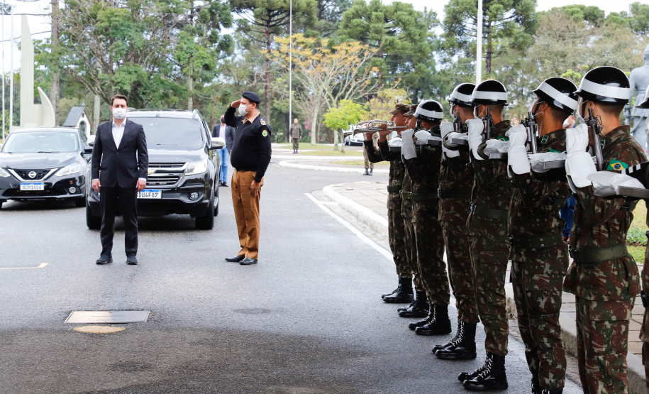 O Governo do Paraná recebeu 100 fuzis calibre 7,62 mm M964 do Exército Brasileiro. A entrega simbólica foi feita pelo general Carlos José Russo Assumpção Penteado, comandante da 5ª Divisão de Exército, ao governador Carlos Massa Ratinho Junior nesta quinta-feira (13) no Forte do Pinheirinho, em Curitiba.