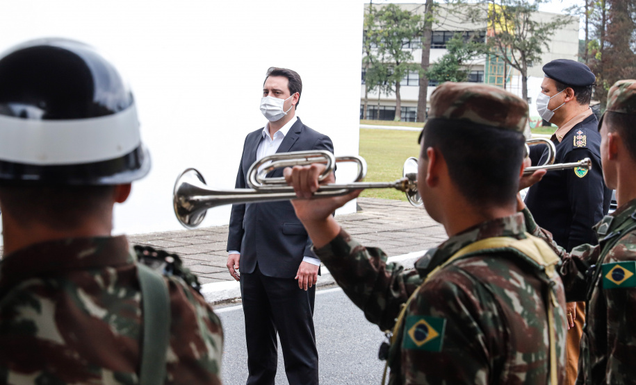 O Governo do Paraná recebeu 100 fuzis calibre 7,62 mm M964 do Exército Brasileiro. A entrega simbólica foi feita pelo general Carlos José Russo Assumpção Penteado, comandante da 5ª Divisão de Exército, ao governador Carlos Massa Ratinho Junior nesta quinta-feira (13) no Forte do Pinheirinho, em Curitiba.