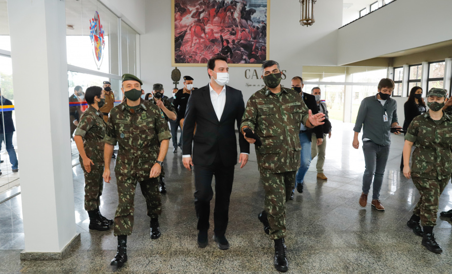 O Governo do Paraná recebeu 100 fuzis calibre 7,62 mm M964 do Exército Brasileiro. A entrega simbólica foi feita pelo general Carlos José Russo Assumpção Penteado, comandante da 5ª Divisão de Exército, ao governador Carlos Massa Ratinho Junior nesta quinta-feira (13) no Forte do Pinheirinho, em Curitiba.
