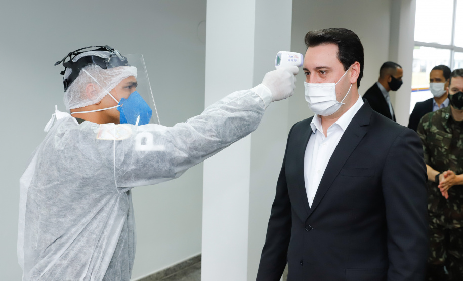 O Governo do Paraná recebeu 100 fuzis calibre 7,62 mm M964 do Exército Brasileiro. A entrega simbólica foi feita pelo general Carlos José Russo Assumpção Penteado, comandante da 5ª Divisão de Exército, ao governador Carlos Massa Ratinho Junior nesta quinta-feira (13) no Forte do Pinheirinho, em Curitiba.