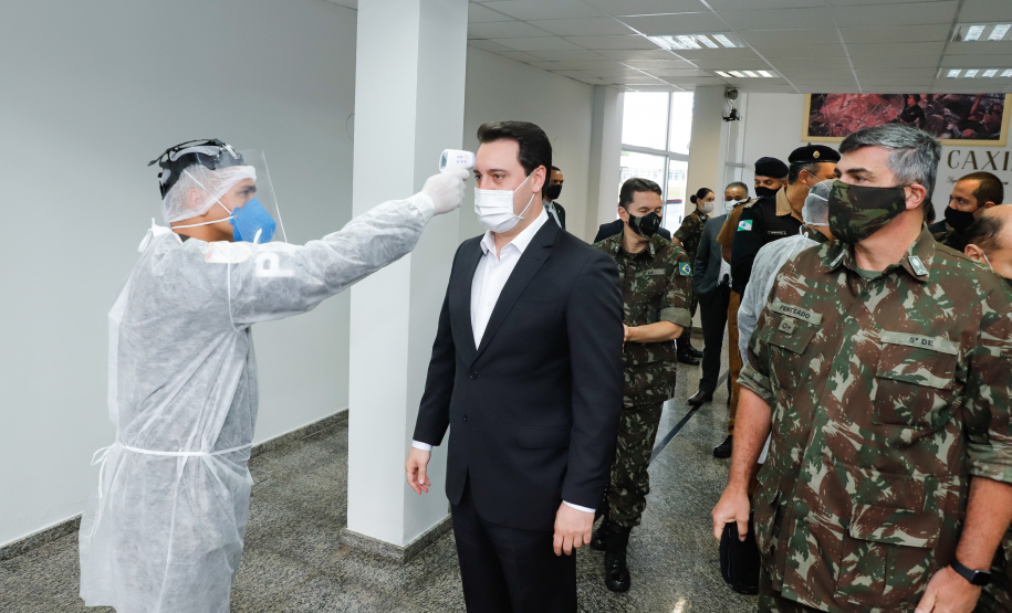 O Governo do Paraná recebeu 100 fuzis calibre 7,62 mm M964 do Exército Brasileiro. A entrega simbólica foi feita pelo general Carlos José Russo Assumpção Penteado, comandante da 5ª Divisão de Exército, ao governador Carlos Massa Ratinho Junior nesta quinta-feira (13) no Forte do Pinheirinho, em Curitiba.