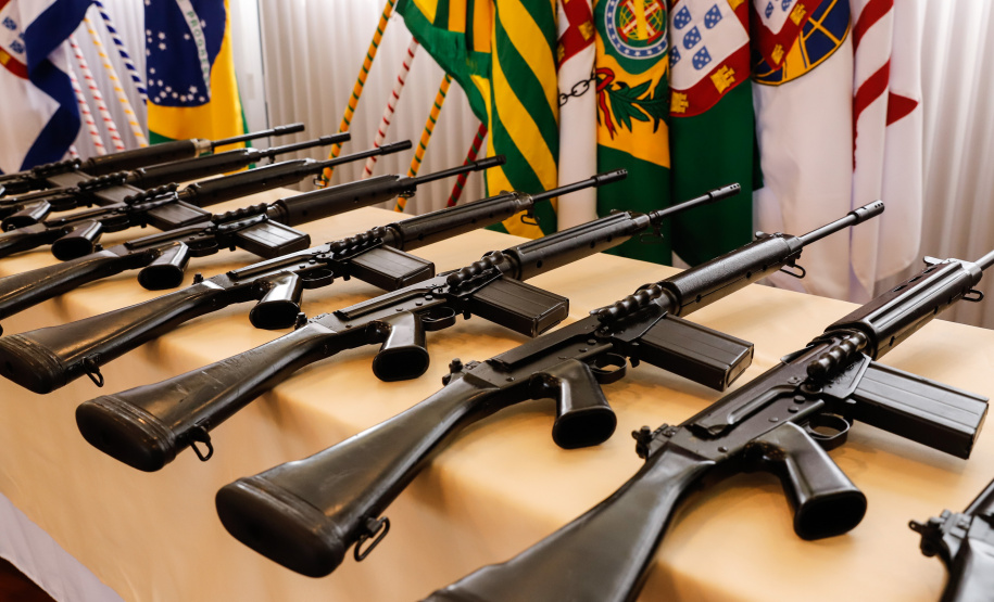 O Governo do Paraná recebeu 100 fuzis calibre 7,62 mm M964 do Exército Brasileiro. A entrega simbólica foi feita pelo general Carlos José Russo Assumpção Penteado, comandante da 5ª Divisão de Exército, ao governador Carlos Massa Ratinho Junior nesta quinta-feira (13) no Forte do Pinheirinho, em Curitiba.