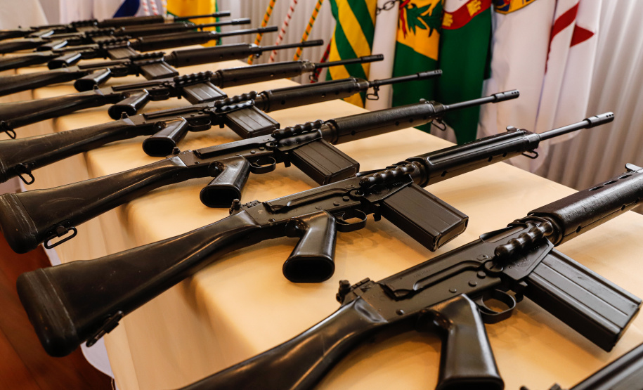 O Governo do Paraná recebeu 100 fuzis calibre 7,62 mm M964 do Exército Brasileiro. A entrega simbólica foi feita pelo general Carlos José Russo Assumpção Penteado, comandante da 5ª Divisão de Exército, ao governador Carlos Massa Ratinho Junior nesta quinta-feira (13) no Forte do Pinheirinho, em Curitiba.