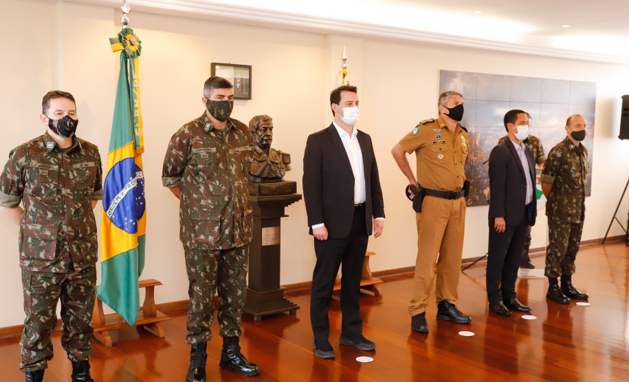 O Governo do Paraná recebeu 100 fuzis calibre 7,62 mm M964 do Exército Brasileiro. A entrega simbólica foi feita pelo general Carlos José Russo Assumpção Penteado, comandante da 5ª Divisão de Exército, ao governador Carlos Massa Ratinho Junior nesta quinta-feira (13) no Forte do Pinheirinho, em Curitiba.