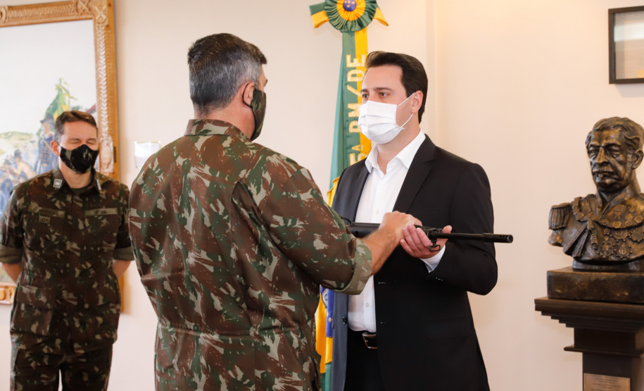 O Governo do Paraná recebeu 100 fuzis calibre 7,62 mm M964 do Exército Brasileiro. A entrega simbólica foi feita pelo general Carlos José Russo Assumpção Penteado, comandante da 5ª Divisão de Exército, ao governador Carlos Massa Ratinho Junior nesta quinta-feira (13) no Forte do Pinheirinho, em Curitiba.