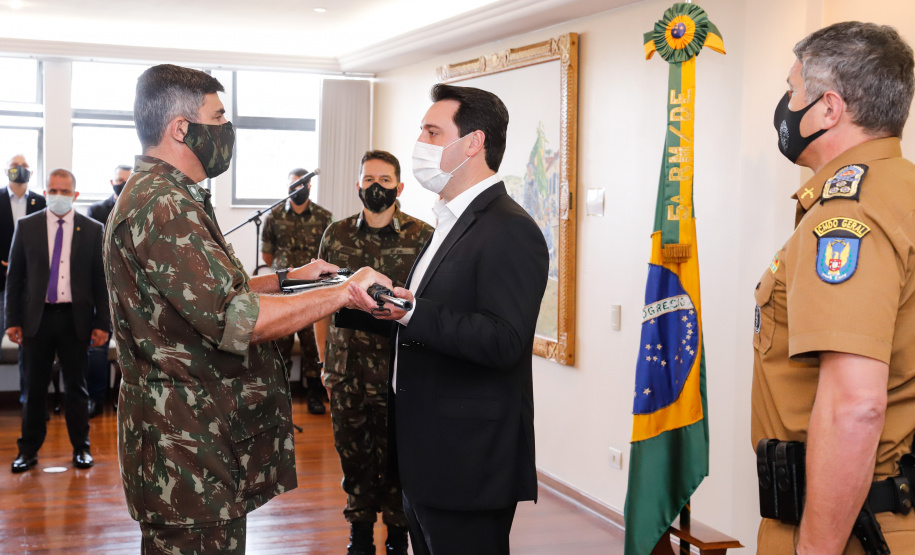 O Governo do Paraná recebeu 100 fuzis calibre 7,62 mm M964 do Exército Brasileiro. A entrega simbólica foi feita pelo general Carlos José Russo Assumpção Penteado, comandante da 5ª Divisão de Exército, ao governador Carlos Massa Ratinho Junior nesta quinta-feira (13) no Forte do Pinheirinho, em Curitiba.